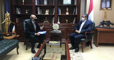 وزير السياحة والآثار يبحث مع لجنة تسيير أعمال المرشدين السياحيين مستقبل النقابة