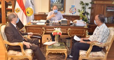محافظ أسيوط يعلن تخصيص 400 مليون لتنفيذ مشروعات محاور التنمية 
