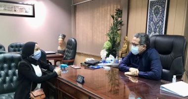 وزير السياحة يستقبل فتاة من مبادرة "فتيات فى أدوار قيادية" ويجرى معها حوارا
