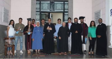 مطران الكاثوليك بالأقصر يترأس احتفال خريجى الثانوية والجامعات.. صور