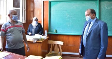رئيس جامعة بنى سويف يتابع إجراءات الكشف الطبى على الطلاب الجدد.. صور