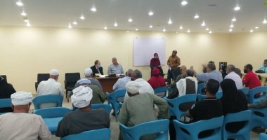 رئيس مدينة الأقصر يلتقي المواطنين فى اليوم المفتوح لبحث وحل مشكلاتهم.. صور