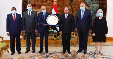 السيسي يتسلم درع العمل التنموى العربى 2020 من جامعة الدول العربية