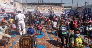 200 حقيبة مدرسية هدية لأطفال عزبة الأهالي بالقناطر بمبادرة "كلنا واحد"
