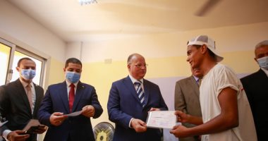 صور.. محافظ القاهرة يؤكد حرص الدولة على توفير حياة آدمية لسكان المناطق العشوائية