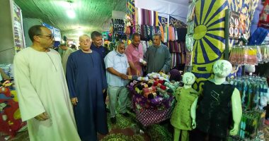 صور.. إقبال كبير من المواطنين على معرض "أهلا مدارس" بمدينة إسنا جنوب الأقصر