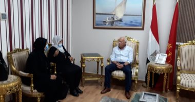 صور.. محافظ بورسعيد يستقبل اثنين من أسر الشهداء لبحث مطلبهما