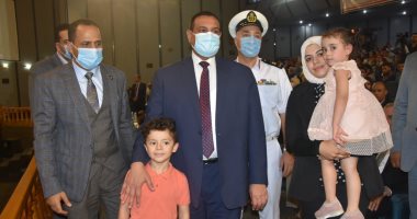 جامعة دمنهور تكرم زوجة الشهيد الشبراوى..ورئيس الجامعة: حرب أكتوبر مصدر فخر للأمة