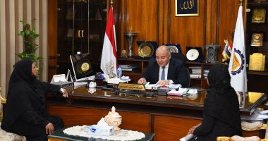 محافظ قنا يواصل استقبال المواطنين للاستماع إلى شكواهم وبحث حلها.. صور