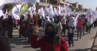 سوريات تنظمن مظاهرة لرفض استمرار انتهاكات أردوغان برأس العين وعفرين.. فيديو