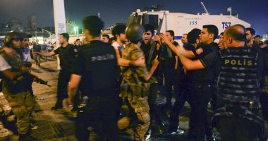 فقط في تركيا.. البدلة العسكرية = إهانة.. أردوغان يواصل حملة إذلال الجيش بسلسلة "الإقالات والاعتقالات".. مسرحية الانقلاب وسحل الضباط أول المؤامرة.. الدفع بعناصر متطرفة لتغيير الهوية.. والهدف: الانفراد بالسلطة