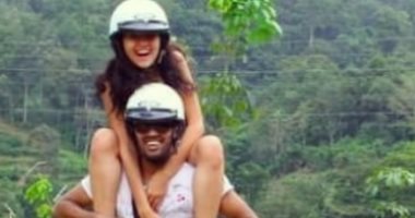 مى عمر تحتفل بمرور 10 سنوات على زواجها من محمد سامى في 10 صور ورسالة رومانسية