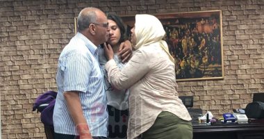 صور.. فرحة على وجوه أسرة فتاة الإسكندرية عقب عودتها 