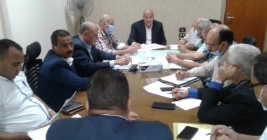 السكرتير المساعد لمحافظة سوهاج يبحث موقف قرى الظهير الصحراوى