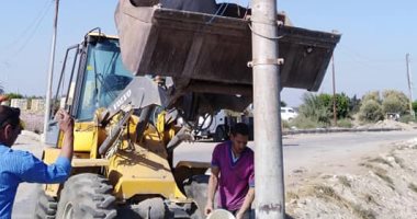 سيارة تصطدم بعمود إنارة بشبين القناطر ومجلس المدينة يعيد زراعته ويضبط السائق