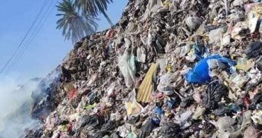 أهالى سيدى شحاتة بالبحيرة يشتكون تراكم القمامة.. ورئيس المدينة: جارى نقلها