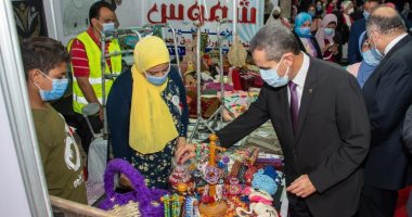 محافظ الغربية يتفقد منتجات معرض صنع بأيدينا
