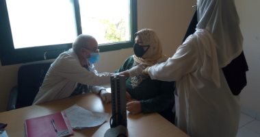 الكشف على 2500 مريض خلال القوافل الطبية بقرى بنى سويف وقنا والبحيرة.. صور