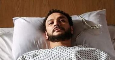 أحمد خالد صالح داخل المستشفى فى كواليس "لازم أعيش".. صورة