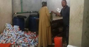 ضبط مصنع غير مرخص يستخدم علامات تجارية مقلدة فى تعبئة مواد غذائية بأسيوط..صور