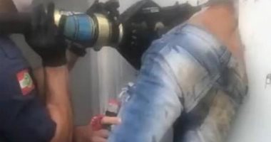 سجين برازيلى يعلق فى الحائط أثناء هروبه من قسم شرطة.. فيديو وصور
