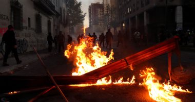 صور.. مظاهرات تشيلى تتحول إلى حرب شوارع مع الشرطة