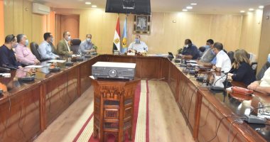 محافظ أسيوط يناقش احتياجات قرى ديروط ويبحث إيجاد حلول لها