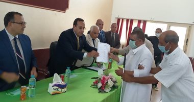 محافظ شمال سيناء يسلم منازل للأهالى بوسط سيناء.. صور