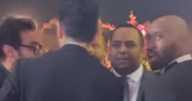 خناقة أحمد فهمى وشيكابالا تنتقل من الفرح لمواقع التواصل.. جمهور الأهلى يتصدر تويتر بهاشتاج "أحمد فهمى روّق المرحوم".. والزمالكاوية يدافعون عن صانع ألعاب فريقهم بعنوان يحتوى اسم فيلم "كلب بلدى" لـ"فهمى".. صور