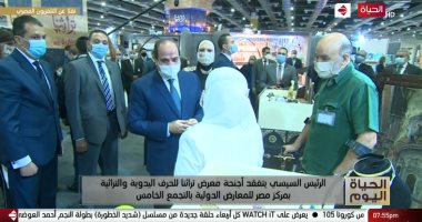 السيسي يقبل هدية من إحدى الفتيات ويرد على طلبها: هتكونى موجودة بافتتاح العاصمة الجديدة