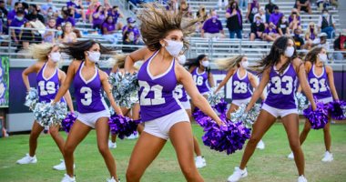 الرقص بالكمامة.. إجراءات احترازية فى استعراض لفرقة TCU Horned Frogs الأمريكية
