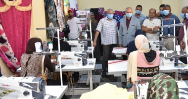تسليم 15 ماكينات خياطة بمشروع تطوير قرى أبو الريش‎ بأسوان