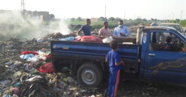 نائب محافظ القليوبية تضبط سيارة تلقى المخلفات فى مصرف سندبيس بالقناطر