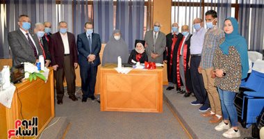 رئيس جامعة المنصورة يلبى دعوة باحثة من ذوى الهمم ويحضر مناقشة رسالة الماجستير
