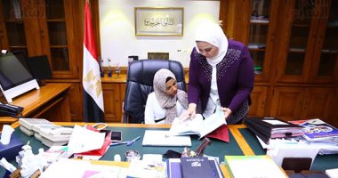 غادة طالبة بالثانوية تتقلد منصب وزير التضامن الاجتماعى لمدة يوم واحد.. صور