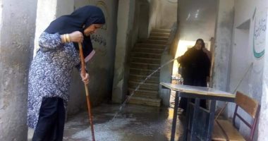 مديرة مدرسة بالأقصر تنظف وتمسح الفصول استعدادا للعام الدراسى الجديد.. صور