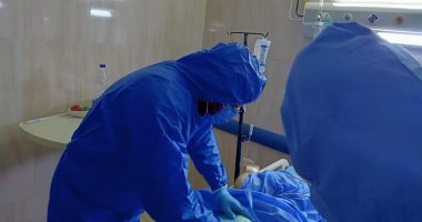 وكيل الصحة بالقليوبية يجرى جراحة لمسنة مريضة كورونا وتعانى التهاب جريبى