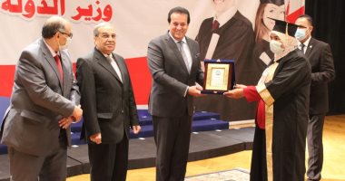وزيرا التعليم العالى والإنتاج الحربى يشهدان حفل تخرج أول دفعة من الأكاديمية المصرية.. صور