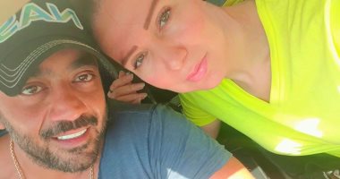 أحمد فلوكس يعبر عن سعادته بالعودة إلى زوجته بعد سنوات الانفصال.. صور