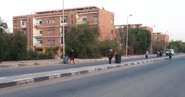 محافظ أسوان يوجه بسرعة إنهاء أعمال البنية التحتية ورفع المخلفات بطريق السماد