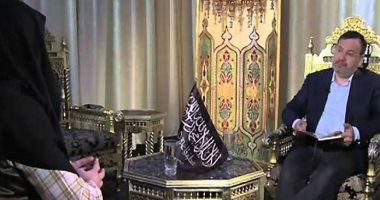 صور.. الإخوانى أحمد منصور يستضيف قياديا إرهابيا.. وعلم القاعدة يزين الجزيرة