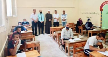 رئيس المنطقة الأزهرية بالإسكندرية يتفقد فصول محو الأمية