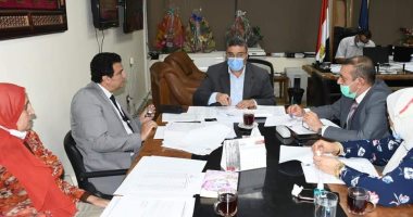 اجتماع لدراسة معايير وآليات تحويل طلاب كلية الصيدلة للطب بجامعة القناة