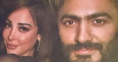 تامر حسنى يمنع أحد المعجبين من تصوير زوجته فى حفلة: "هتصور اللوز ولا إيه"