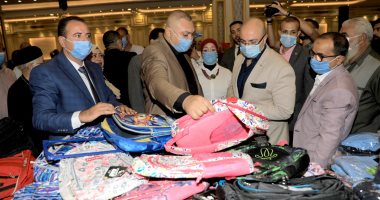 محافظ بنى سويف يسلم الزى والأدوات المدرسية لـ 2000 طالب وطالبة (صور)