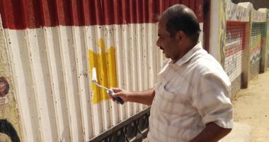 مدير مدرسة بالغربية يشارك بالنظافة ووضع علامات تباعد استعدادا للدراسة.. صور