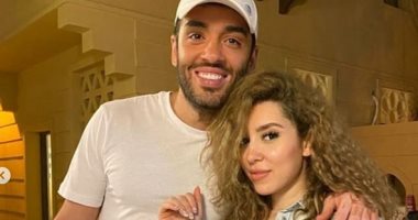 زوجة رامى جمال تحتفل بعيد زواجهما بـ 5 صور ورسالة: صاحية نفسى آكل طعمية 