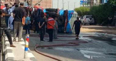 شفط البنزين المسكوب من سيارة نقل مواد بترولية على طريق طنطا الزراعى.. صور
