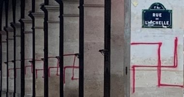 اعتقال مشتبه به فى رسم صلبان معقوفة قرب متحف اللوفر التاريخى بباريس.. صور