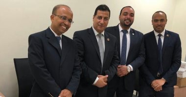  جمارك المطار تحبط تهريب كمية من الهواتف المحمولة بحوزة راكب قادم من الإمارات